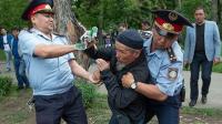 Казакстанда президенттик шайлоо өтүп жатканда митингге чыккандар кармалды