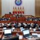 Депутат шайлоо мыйзамына өзгөртүүлөрдү киргизүү тууралуу мыйзам долбоору эмне үчүн шашылыш каралып жатканын сурады