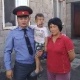 Милиция кызматкерлери үйүнөн чыгып, адашып кеткен 3 жаштагы баланы ата-энесине өткөрүп беришти