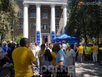 Сары жилетчендердин митинги: талаштуу мыйзамды кароо күзгө калды