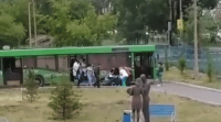 Красноярскта автобустун жүргүнчүлөрү кош бойлуу аялдын төрөтүн кабыл алышты