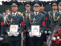 Көкөмерен суусуна унаа менен түшүп кеткен мамлекеттик ишмер Молдакун Абдылдаевди жана небересин акыркы сапарга узатуу зыйнаты болду