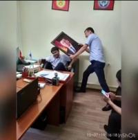 "Чык эшикке". Сооронбай Жээнбековдун портрети менен ойногон чиновниктер иштен айдалышы мүмкүн