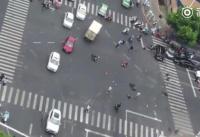 Кытайда унаасын башкара албай калган жаран 7 мотоцикл, 2 унааны сүзүп, 3 адам каза болду