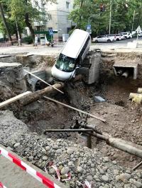 Борбор калаада айдоочу унаасы менен жолдун ортосундагы казылган аңга түшүп кетти