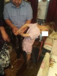 Чүй облусунун тургуну 9 жаштагы небереси качып кетпесин деп аны керебетке байлатып койгон