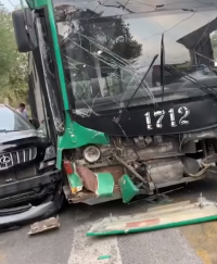 ЭЛДИК ВИДЕО: Бишкекте троллейбус менен Lexus унаасы сүзүшүп кетти