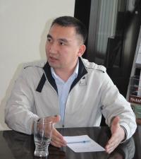 Жарандык активист Гүлжигит Исаков: "Бакиевди телеканалдардан жайма-жай жарыялай баштоонун бир канча себеби бар".  КҮНСОБОЛ