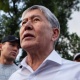 Экс-президент Алмазбек Атамбаев жарым саат мурда эле кармалган, бирок аны үйүнөн чыгара албай жатканы маалым болду