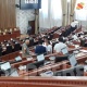 Жогорку Кеңештин депутаттары кезексиз жыйынга чогулушту. Жыйынга 30га чукул эл өкүлү катышууда