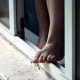 Бишкекте көп кабаттуу үйлөрдүн биринин 9-кабатынын терезесинен 14 жаштагы кыз секирип кетти
