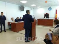 Соттук отурумда судья Өмүрбек Текебаевге эмоцияга алдырбай сүйлөөнү эскертти