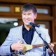 Белгилүү төкмө акын Аалы Туткучев эстрада жанрында ырдап чыкты