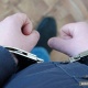 Сөөгүн өрттөп, көмүп салган. Ошто агасын өлтүрүүгө шектелип, маркумдун 23 жаштагы иниси кармалды