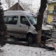 Бишкекте эл ташыган маршруттук унаа даракты сүзүп, 3 адам жабыркады