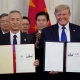 Дональд Трамп жана Кытайдын вице-премьери Лю Хэ жаңы соода келишимине кол коюшту