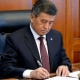 Сооронбай Жээнбеков жол кыймылынын эрежелерин бузуу үчүн айып пулдун наркын төмөндөтүү жөнүндө Мыйзамына кол койду