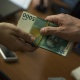Юстиция министрлигинин кызматкери пара менен кармалды