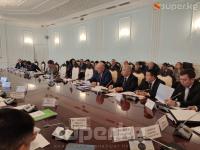 Жеңиш Разаков чек ара боюнча маселени жабык кароону сунуштады