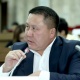 Депутат 10 миң сом айлык алган мамлекеттик кызматкерлер 20 миң долларлык унаа минип жүргөнүн айтты