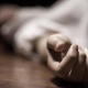 Сузакта эки баласы менен иске ууланган келиндин окуясы. Маркум үйдө убактылуу жашап жүргөн