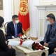 Президент стационарда ыктыярчы болуп иштеп жүрүп каза болгон Адинай Мырзабекованын ата-энеси менен жолукту
