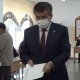 Президент Сооронбай Жээнбеков шайлоо участкасына келип, добушун берди