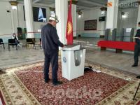 "Баары жайында". №1001 шайлоо участкасында шайлоо өз нугунда жүрүүдө (фото)