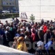 "500дөй адам. Сыртына жетишпей жатабыз". Бишкек шаарындагы №1064 шайлоо участкасында кезекке тургандар көп болууда