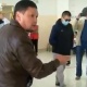 "Мугалимдер 2-3 миң сомдон алып калгыла". Сыймык Жапыкеев шайлоо участкасындагыларды жемеледи (видео)