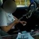 Социалдык тармакта паспортун берип, акча алып жаткан кыздын видеосу тарады