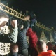 Митингге чыккандар Ак Үйдүн дарбазасын ачууга, ашып өтүүгө аракет кылышты. Күч органдары асманга ок атып, суу чачып таратышты (видео)