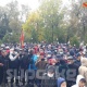 Алмазбек Атамбаев менен Сапар Исаковго жолугуу үчүн Бишкектеги "Форум" имаратынын алдына эл топтолду