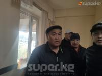Саясатчы Ташиев Жогорку Кеңештин кезексиз жыйынына катышуу үчүн келди. Премьер-министрликке Садыр Жапаровдун талапкерлиги карала турганын айтты