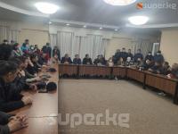 Мыктыбек Абдылдаев Жогорку Кеңештин төрагалыгына сунушталды. Дастанбек Жумабеков кызматтан кетүү арызын берген