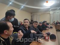 Жогорку Кеңештин кезексиз жыйыны өтүп жаткан имараттын алдындагы элдин алдына Садыр Жапаров чыгып кетти