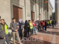 Садыр Жапаровду колдоо митингинде элдик кошуун өкмөт үйүн кайтарып турушат