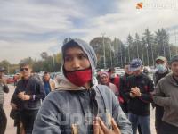Садыр Жапаровду колдоо митингине келген жаран кызматтарды бөлүштүрүп жаткандарга каршы экенин айтты