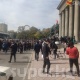 &ldquo;Азаттыктын&rdquo; кабарчысына өкмөт үйүнүн алдында митингди чагылдырып жатканда коркутуу болду