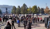 Өкмөт үйүнүн алдына Садыр Жапаровдун тарапташтары чогулуп жатышат