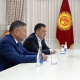 Президент Сооронбай Жээнбеков Канатбек Исаев жана Садыр Жапаров менен жолугушууда