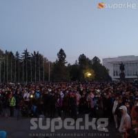 Садыр Жапаровдун тарапташтарынын бири митингге чыккан элди тарап, эртең чогулууга чакырды