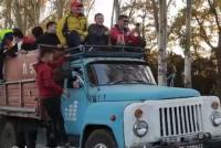 ЭЛДИК ВИДЕО: "Бир канча адам "Тазалыктын" унаасы менен өкмөт үйүн көздөй жөнөдү" дейт окурман
