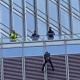 Чикагодо Дональд Трамп менен жолугушууну талап кылып, бийик имаратта асынып турган жаран кыргыз экени айтылды