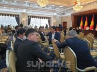 Жогорку Кеңештин депутаттары мамлекеттик резиденцияга жыйынга топтолушту (видео)