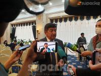 "Ак Үйдүн айланасына дарбаза курчалгандан бери өлкө балээден арылбай койду" дейт депутат (видео)