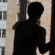 Бишкекте 10 жаштагы бала көп кабаттуу үйдүн терезесинен секирип кетти