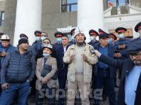 Мэрияда кресло талаш. Мекеменин алдында кайрадан митинг
