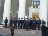 Мэрия кайрадан тынч эмес. Топтолгондор "Түлеев кетмейинче митинг кыла беребиз" деп тарап кетишти (видео)