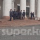 Мэриянын алдына чогулган нааразы тараптын алдына Балбак Түлөбаев саат бирде чыгарын айтты